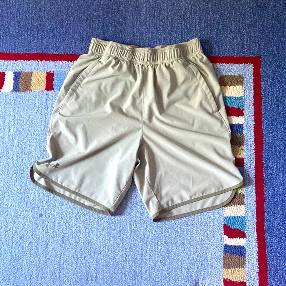 Underaumor light army green medium shorts.